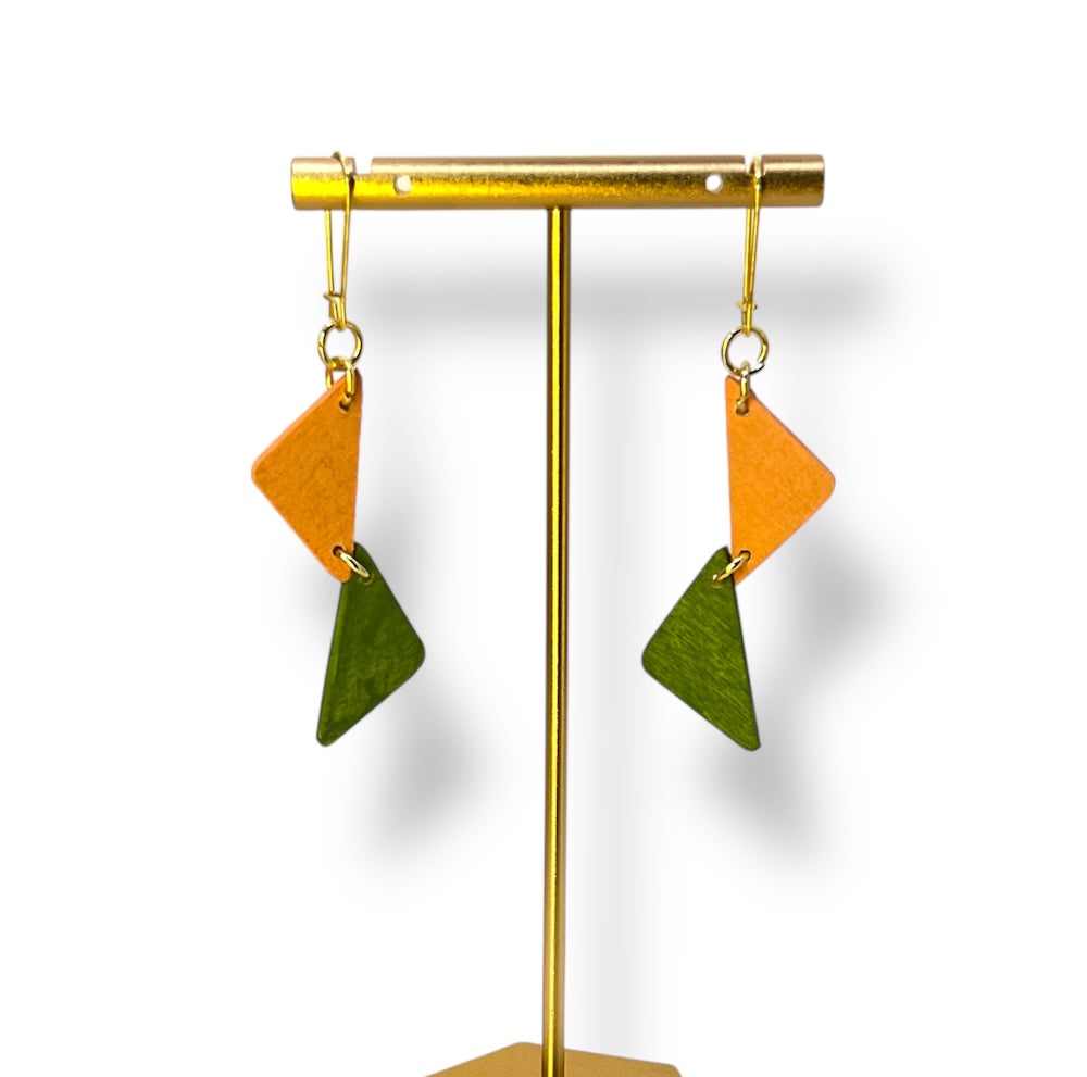 Pair of earrings made of 2 tringles each, one apricot one green
